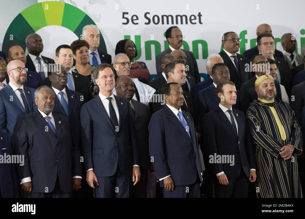 Der belgische Premierminister Charles Michel, der niederländische Premierminister Mark Rutte, der luxemburgische Premierminister Xavier Bettel, der französische Präsident Emmanuel Macron und der König Mohammed VI von Morroco posieren am ersten Tag eines Gipfels Europa-Afrika in Abidjan, Elfenbeinküste, für ein Familienfoto. Nach einem zweitägigen Besuch des Premierministers in Bamako (Mali) am Mittwoch, den 29. November 2017. BELGA FOTO BENOIT DOPPPAGNE Stockfoto