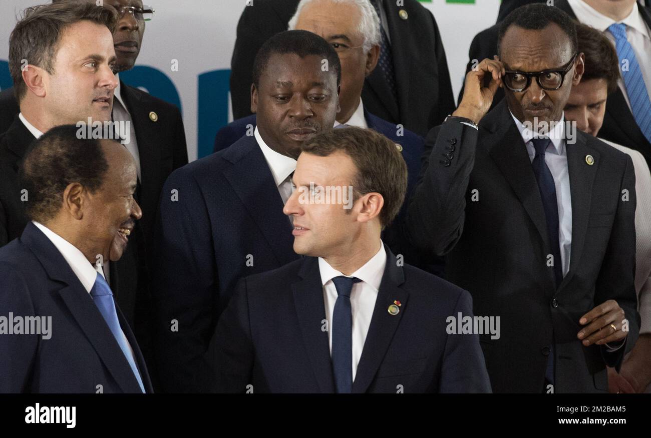 Der luxemburgische Premierminister Xavier Bettel, der französische Präsident Emmanuel Macron und der ruandische Präsident Paul Kagame posieren für ein Familienfoto am ersten Tag eines europäisch-afrikanischen Gipfels in Abidjan, Elfenbeinküste, nach einem zweitägigen Besuch des Premierministers in Bamako (Mali). Mittwoch, 29. November 2017 BELGA FOTO BENOIT DOPPPAGNE Stockfoto