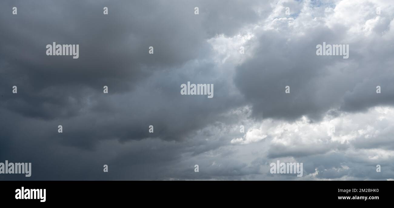 Bewölktes Himmel. Dramatischer grauer Himmel und dunkle Wolken vor Regen in der Regenzeit. Wolkiger und launischer Himmel. Sturmhimmel. Düsterer und launischer Hintergrund. Bedeckt Stockfoto
