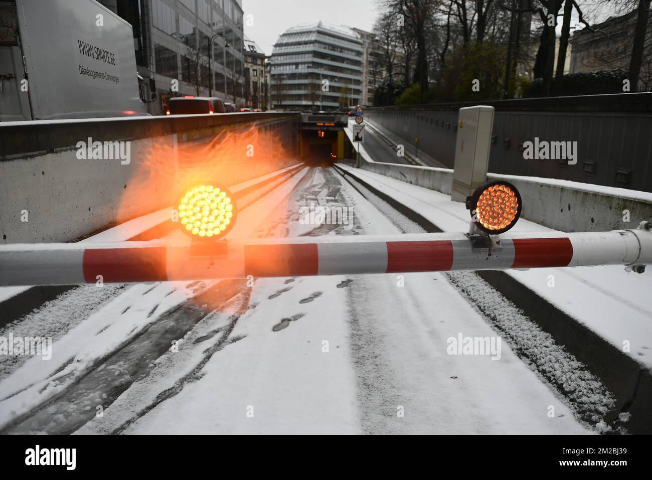 Das Bild zeigt die Sperrung des Tunnels in Brüssel, während die kalten Temperaturen Belgien am Montag, den 11. Dezember 2017 durchziehen. BELGA FOTO ERIC LALMAND Stockfoto