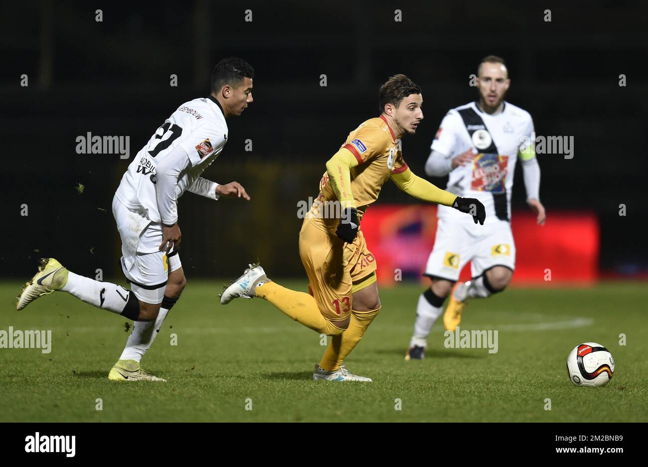 Laurent Lemoine von Roeselare und Hugo Videmont von Tubize kämpfen um den Ball während eines Fußballspiels zwischen Roeselare und AFC Tubize in Roeselare, Sonntag, den 17. Dezember 2017, am 20. Tag des Proximus League-Wettbewerbs der belgischen Fußballmeisterschaft in der Division 1B. BELGA FOTO JOHN THYS Stockfoto