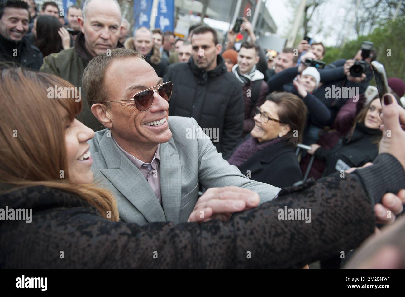 Belgischer Schauspieler JeanClaude Van Damme, der auf seiner Statue in