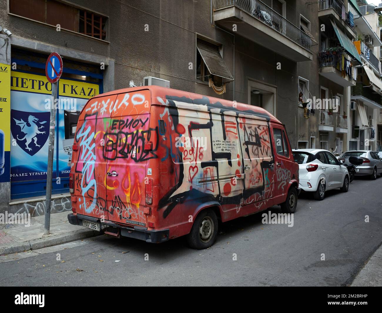 Ein Fahrzeug mit Graffiti in Athen, Griechenland Stockfoto