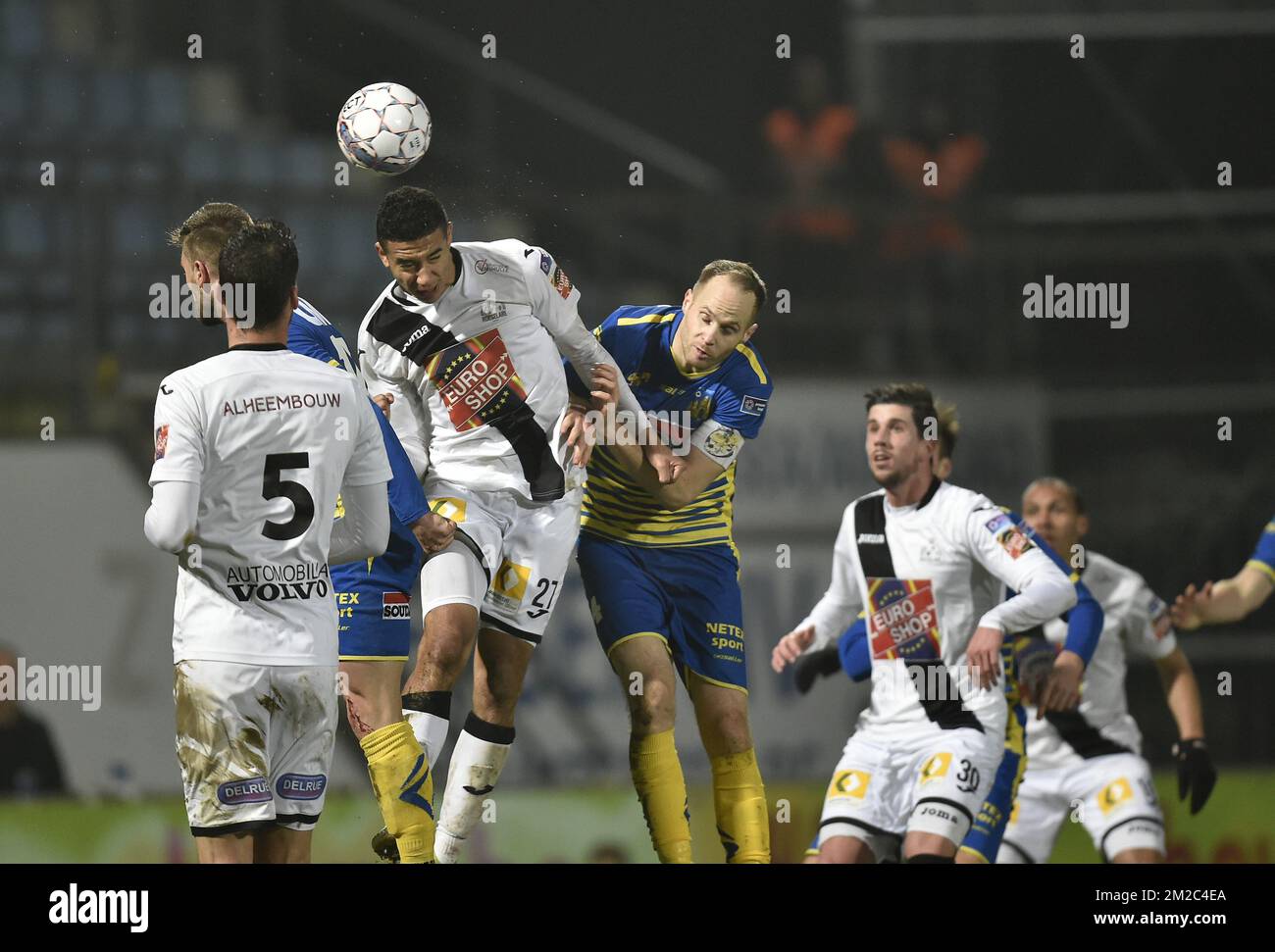 Benjamin „Benji“ De Ceulaer von Westerlo und Laurent Lemoine von Roeselare kämpfen um den Ball während eines Fußballspiels zwischen KVC Westerlo und Roeselare in Westerlo am Freitag, den 12. Januar 2018, am Tag 22 des Proximus League-Wettbewerbs der belgischen Fußballmeisterschaft in der Division 1B. BELGA FOTO JOHN THYS Stockfoto