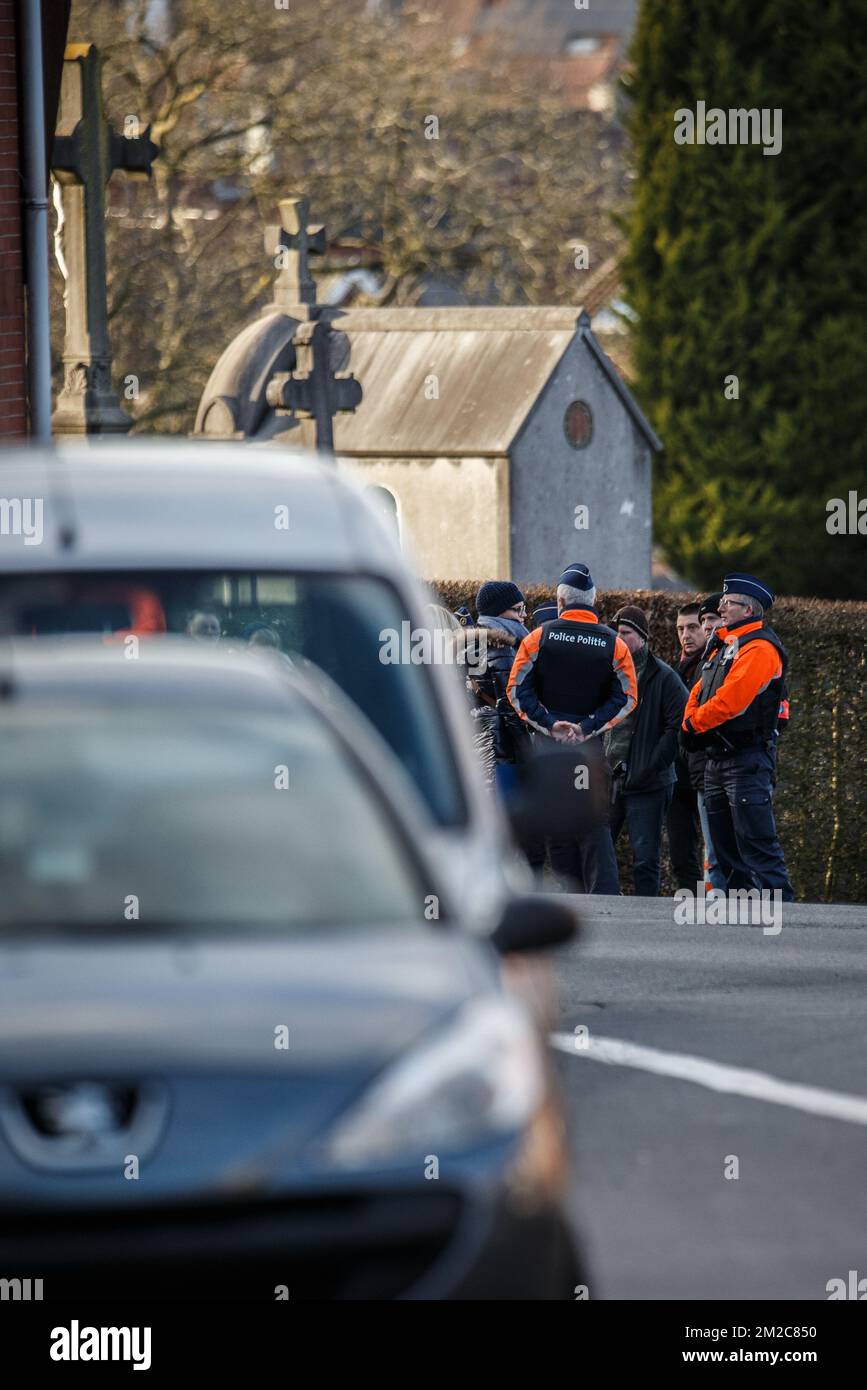 Polizeifoto am Schauplatz der Rekonstruktion des Mordes an Mouscron, Bürgermeister Alfred Gadenne, auf dem Friedhof "Cimetiere de Luingne" in Mouscron, Mittwoch, den 17. Januar 2018. Am Dienstagabend, dem 11.. September, schloss der 71-jährige Gadenne die Tore des Friedhofs gegenüber seinem Haus, wo ihm die Kehle aufgeschlitzt wurde. Der Angreifer hat sich nach den Fakten der Polizei gestellt. BELGA FOTO KURT DESPLENTER Stockfoto