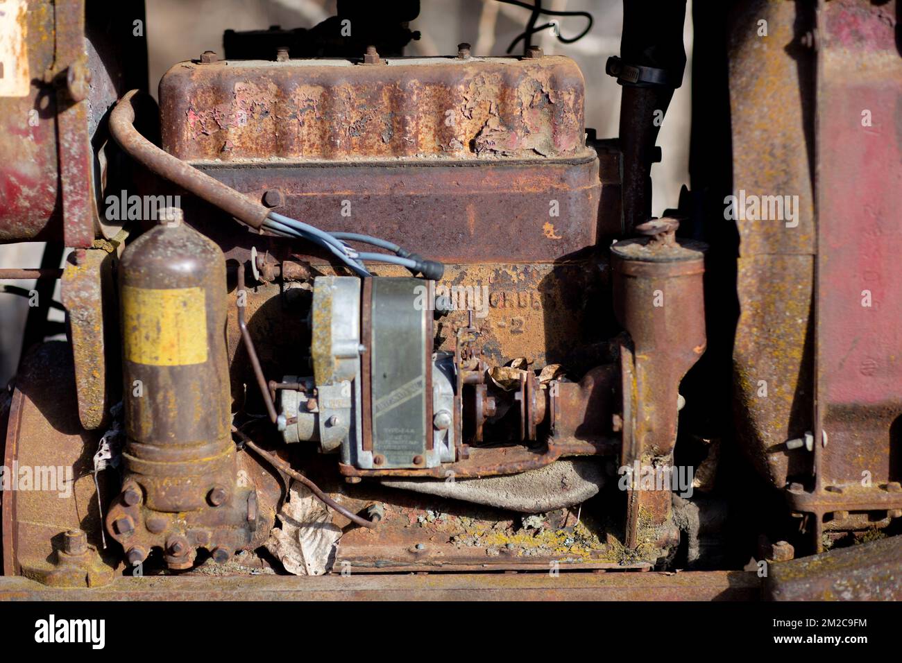 Ein alter, roter 1938 oder 1939 International Farmalll Model F-14 gasbetriebener Traktormotor, in einer bewaldeten Gegend am Callahan Creek, Troy, Montana. Hergestellt Stockfoto