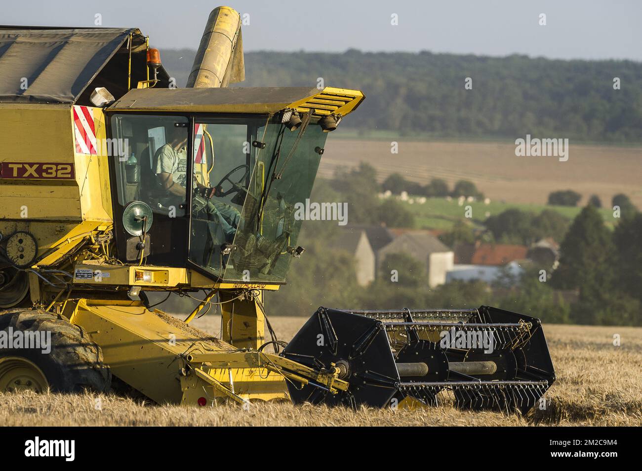 Die Bauern nutzen ein paar Tage ohne Regen, um ihre Felder zu ernten. Die Samen werden direkt in einen Lkw gegossen. Der Mähdrescher gewährleistet einen Prozess der Trennung der Samen und der restlichen Pflanzen | Les agriculteurs profitent de quelques jours de beau temps, sans pluie, pour faire Tourner les moissonneuses-batteuses dans leurs champs et récolter les graines. Les Graines sont Directement Separee de la Paille. 15/08/2016 Stockfoto