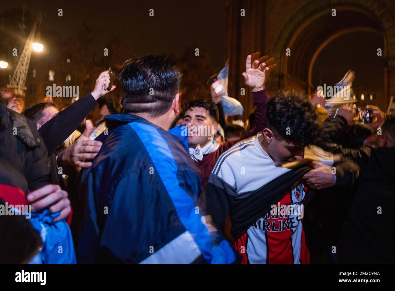 Barcelona, Spanien. 13.. Dezember 2022. Während der Feiern um den Sieg der argentinischen Fußballmannschaft über Kroatien im Stadtzentrum nach dem Fußballspiel wird die Menge gesprungen und gesungen. Das argentinische Team unter Messi hat Kroatien 3-0 geschlagen und sich zum ersten Mal seit 2014 für das Finale qualifiziert. Kredit: SOPA Images Limited/Alamy Live News Stockfoto