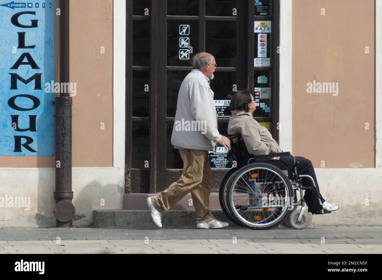 Behinderte im Supermarkt | Personne handicapée dans une grande Surface 03/04/2012 Stockfoto