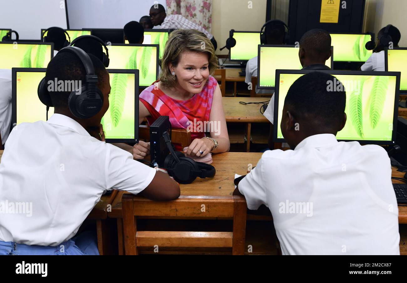 Königin Mathilde aus Belgien trifft Studenten während eines Besuchs der Teshie Presec Senior High School am ersten Tag eines Besuchs der Königin in Ghana, mit Schwerpunkt auf nachhaltigen Entwicklungszielen, in Accra, Mittwoch, 07. Februar 2018. BELGA FOTO ERIC LALMAND Stockfoto