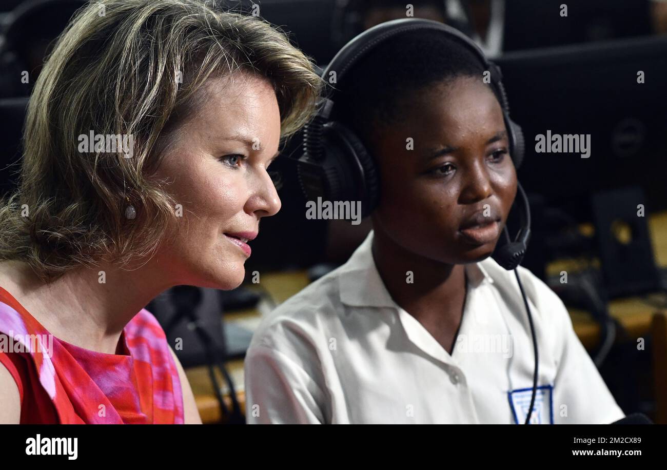 Königin Mathilde aus Belgien trifft Studenten während eines Besuchs der Teshie Presec Senior High School am ersten Tag eines Besuchs der Königin in Ghana, mit Schwerpunkt auf nachhaltigen Entwicklungszielen, in Accra, Mittwoch, 07. Februar 2018. BELGA FOTO ERIC LALMAND Stockfoto