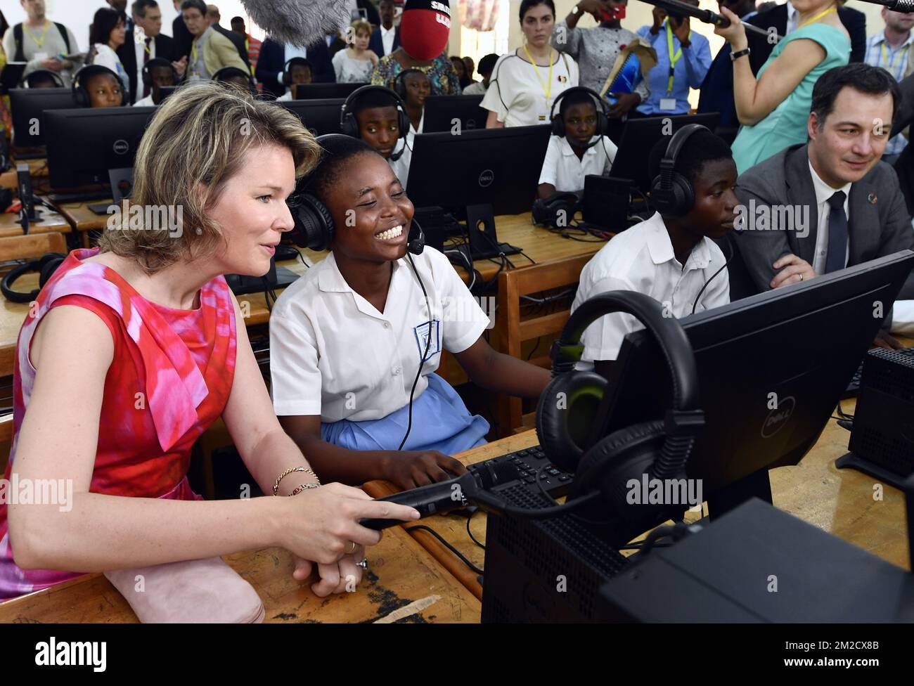 Königin Mathilde aus Belgien trifft Studenten während eines Besuchs der Teshie Presec Senior High School am ersten Tag eines Besuchs der Königin in Ghana, mit Schwerpunkt auf nachhaltigen Entwicklungszielen, in Accra, Mittwoch, 07. Februar 2018. BELGA FOTO ERIC LALMAND Stockfoto