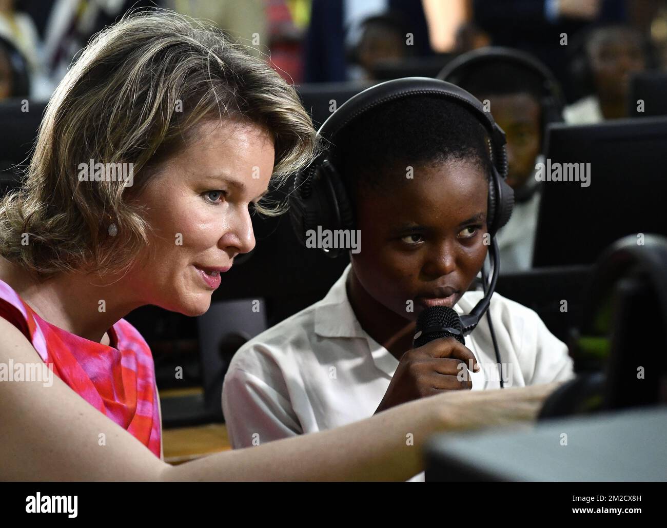 Königin Mathilde aus Belgien trifft Studenten während eines Besuchs der Teshie Presec Senior High School am ersten Tag eines Besuchs der Königin in Ghana, mit Schwerpunkt auf nachhaltigen Entwicklungszielen, in Accra, Mittwoch, 07. Februar 2018. BELGA FOTO ERIC LALMAND Stockfoto