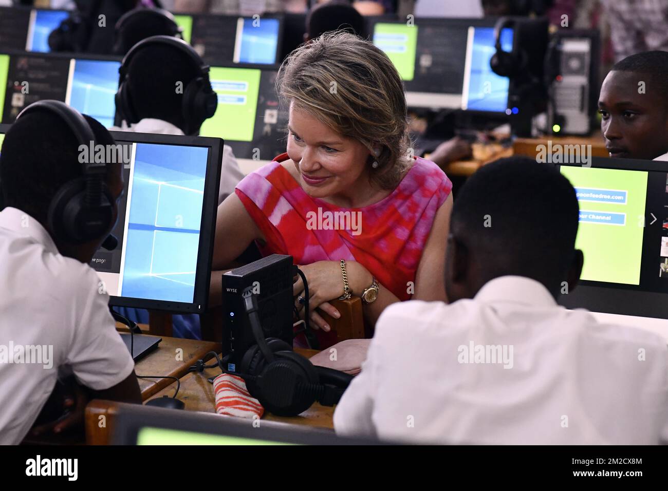 Königin Mathilde aus Belgien trifft Studenten während eines Besuchs der Teshie Presec Senior High School am ersten Tag eines Besuchs der Königin in Ghana, mit Schwerpunkt auf nachhaltigen Entwicklungszielen, in Accra, Mittwoch, 07. Februar 2018. BELGA FOTO ERIC LALMAND Stockfoto