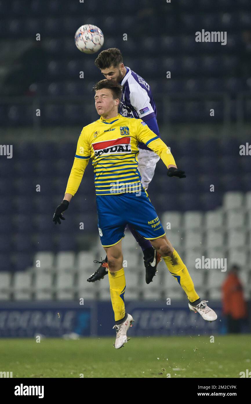 Daan Heymans von Westerlo und Jan Van Den Bergh von Beerschot wurden bei einem Fußballspiel zwischen KFCO Beerschot Wilrijk und KVC Westerlo in Antwerpen am Freitag, den 09. Februar 2018, am 26. Tag des Proximus-League-Wettbewerbs der belgischen Fußballmeisterschaft in der Division 1B in Aktion gezeigt. BELGA FOTO KRISTOF VAN ACCOM Stockfoto