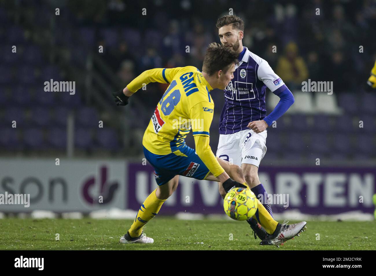 Daan Heymans von Westerlo und Jan Van Den Bergh von Beerschot wurden bei einem Fußballspiel zwischen KFCO Beerschot Wilrijk und KVC Westerlo in Antwerpen am Freitag, den 09. Februar 2018, am 26. Tag des Proximus-League-Wettbewerbs der belgischen Fußballmeisterschaft in der Division 1B in Aktion gezeigt. BELGA FOTO KRISTOF VAN ACCOM Stockfoto