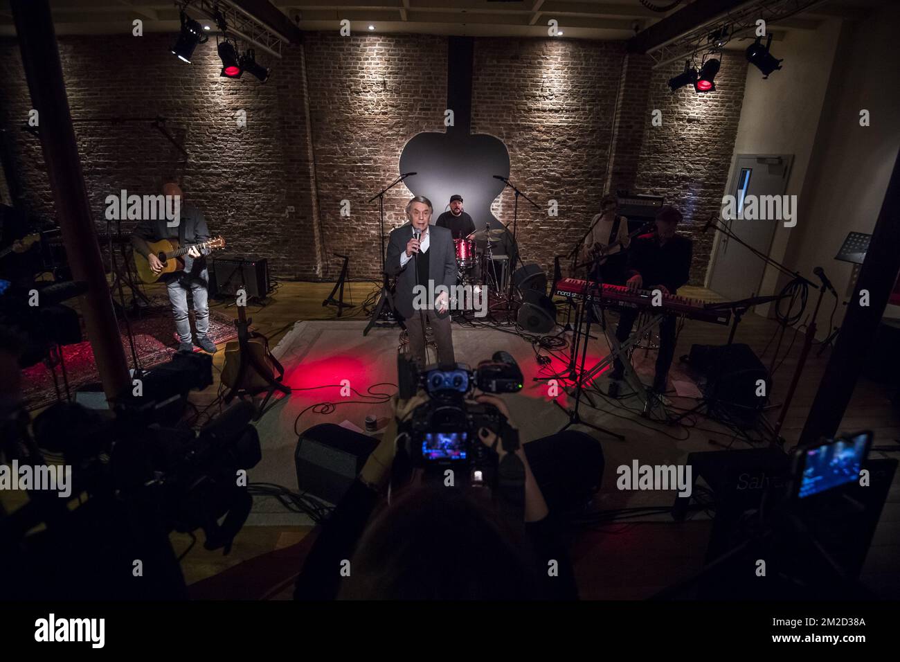 Sänger Salvatore Adamo tritt auf der Bühne bei der Vorstellung des