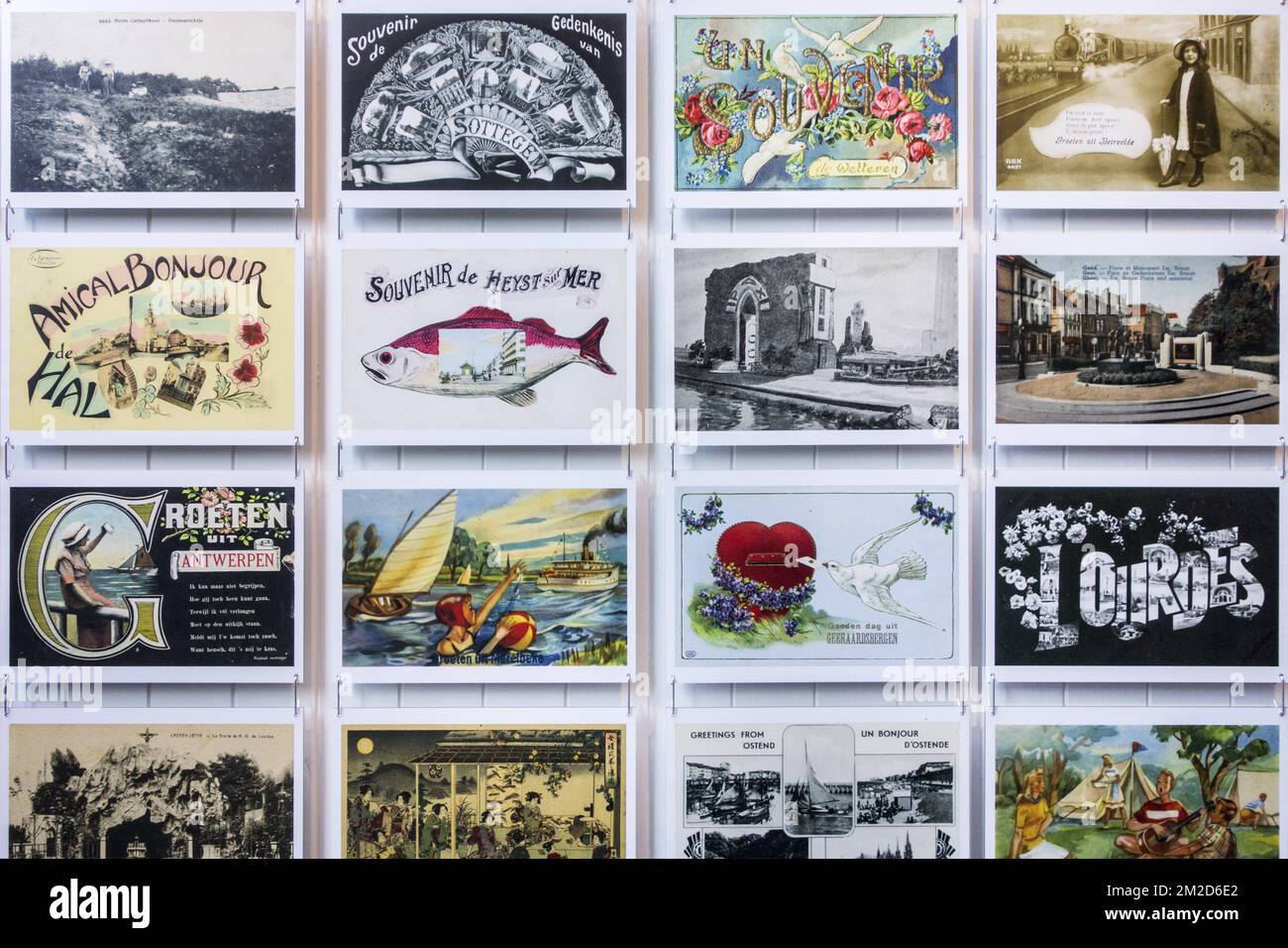 Sammlung alter Postkarten des frühen 20.. Jahrhunderts mit Zeichnungen und alten Fotos von Urlaubszielen | Collection de vieilles cartes postales de destinations de vacances 18/02/2018 Stockfoto