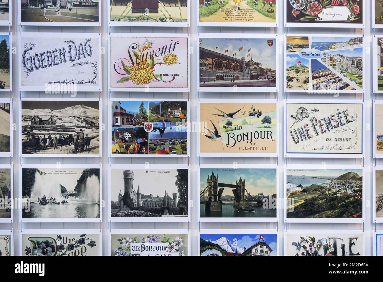 Sammlung von internationalen Vintage-Postkarten des frühen 20.. Jahrhunderts mit Zeichnungen und alten Fotografien von Urlaubszielen | Collection de vieilles cartes postales de destinations de vacances 18/02/2018 Stockfoto