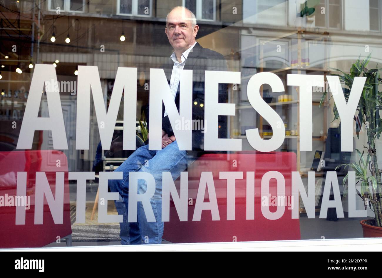 Philippe Hensmans von Amnesty International posiert für den Fotografen nach einer Pressekonferenz der Menschenrechtsorganisation Amnesty International am Donnerstag, den 22. Februar 2018 in Brüssel. BELGA FOTO ERIC LALMAND Stockfoto