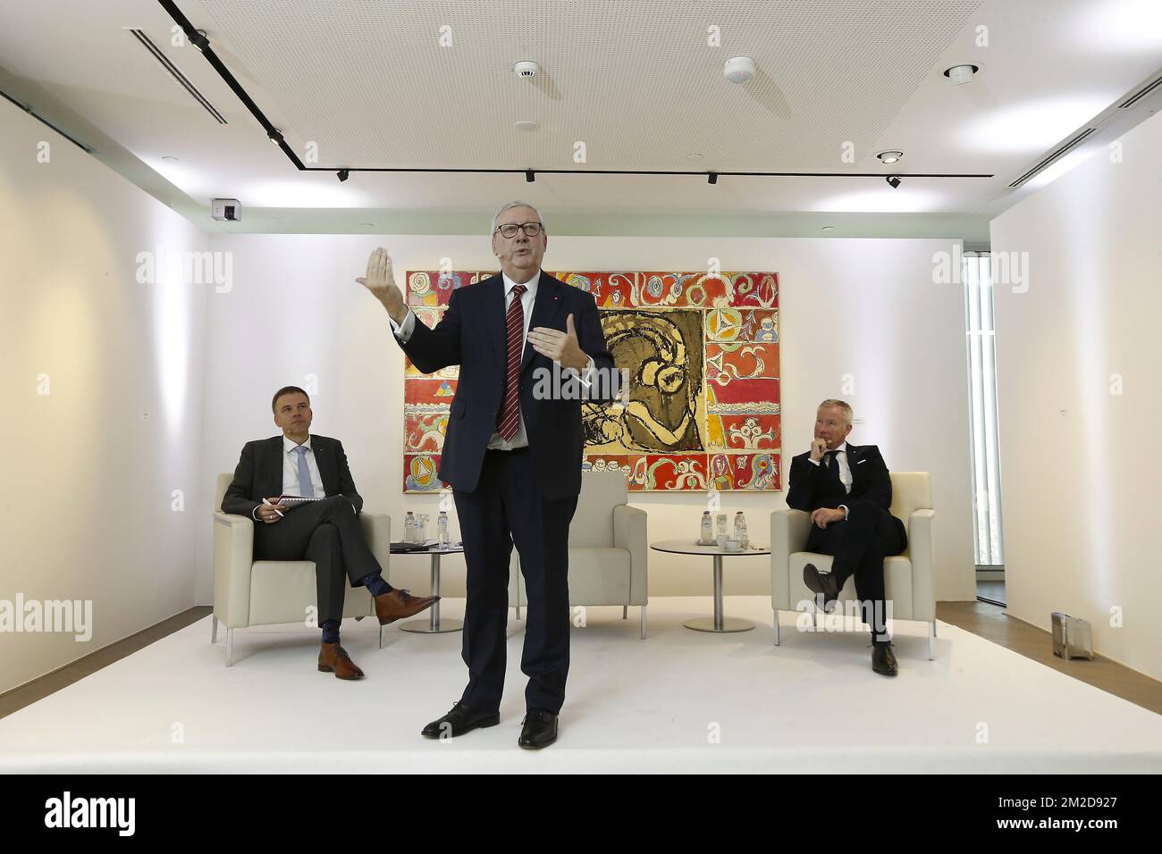 Johan Vankelecom, CFO von Belfius, Jos Clijsters, Vorstandsvorsitzender von Belfius, und Marc Raisiere, CEO von Belfius, bildeten auf einer Pressekonferenz die 2017-Jahres-Ergebnisse des Finanzinstituts Belfius am Freitag, den 23. Februar 2018 im Belfius-Turm in Brüssel. BELGA FOTO NICOLAS MAETERLINCK Stockfoto