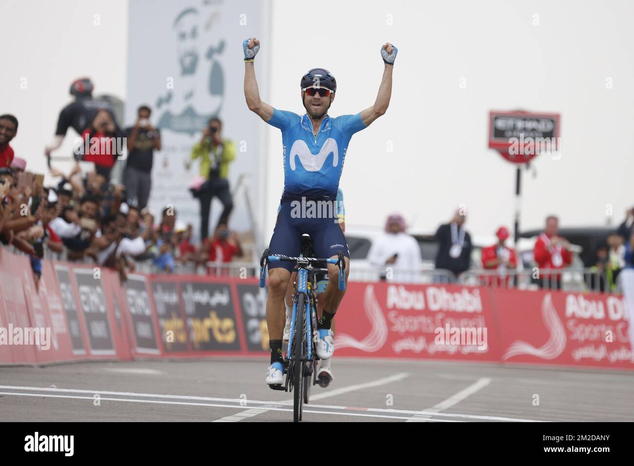 Der spanische Alejandro Valverde vom Movistar Team feiert, dass er die Ziellinie überquert und die fünfte und letzte Etappe der 4.. Auflage der Radtour durch Abu Dhabi 199km von Qasr Al Muwaiji nach Jebel Hafeet in Abu Dhabi am Sonntag, den 25. Februar 2018, gewinnt. BELGA FOTO YUZURU SUNADA FRANCE RAUS Stockfoto
