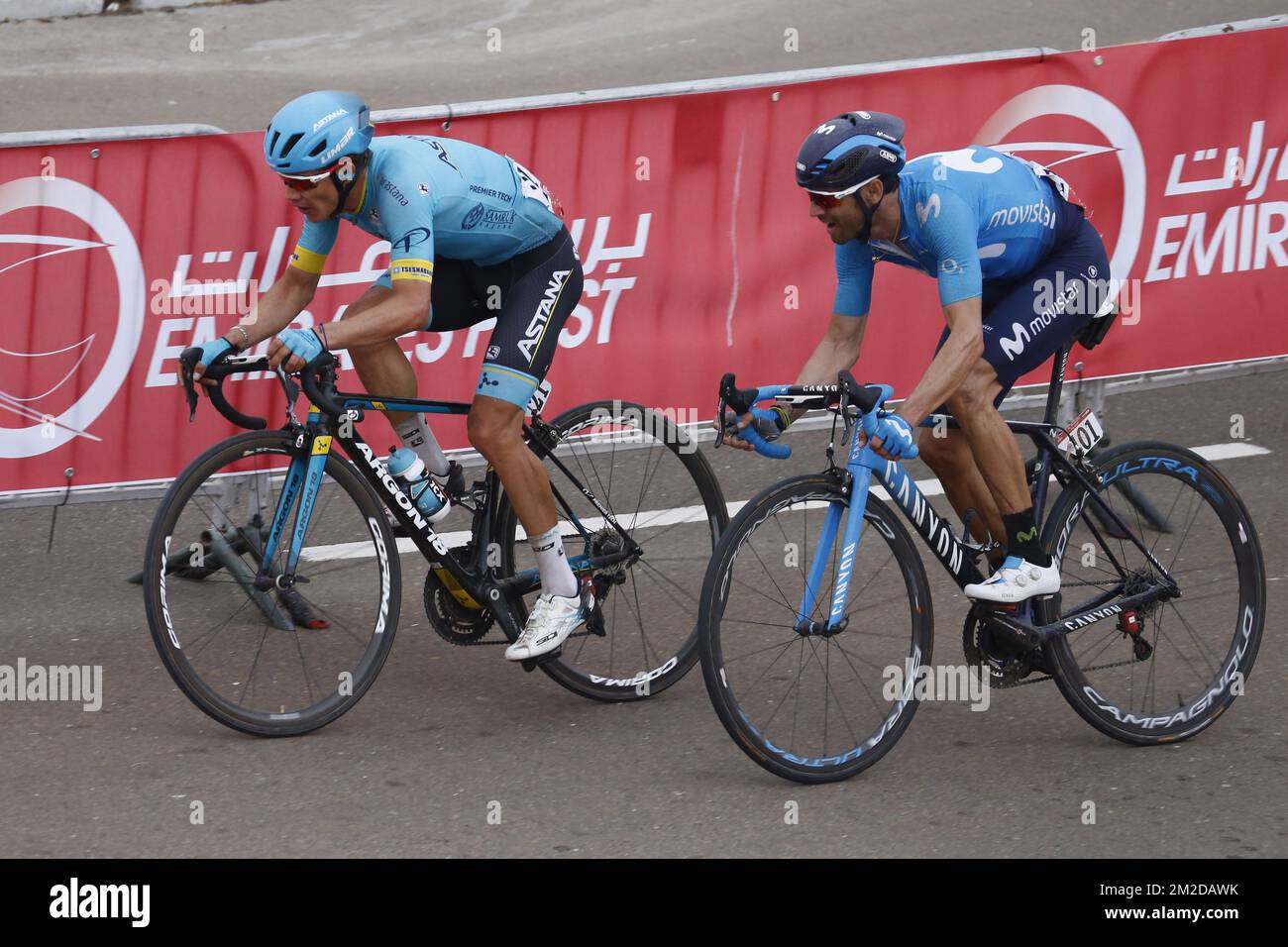 Spanischer Miguel Angel Lopez vom Astana Pro Team und spanischer Alejandro Valverde vom Movistar Team in Aktion während der fünften und letzten Etappe der 4.. Ausgabe der Radtour in Abu Dhabi, 199km von Qasr Al Muwaiji nach Jebel Hafeet, in Abu Dhabi, Sonntag, 25. Februar 2018. BELGA FOTO YUZURU SUNADA FRANCE RAUS Stockfoto