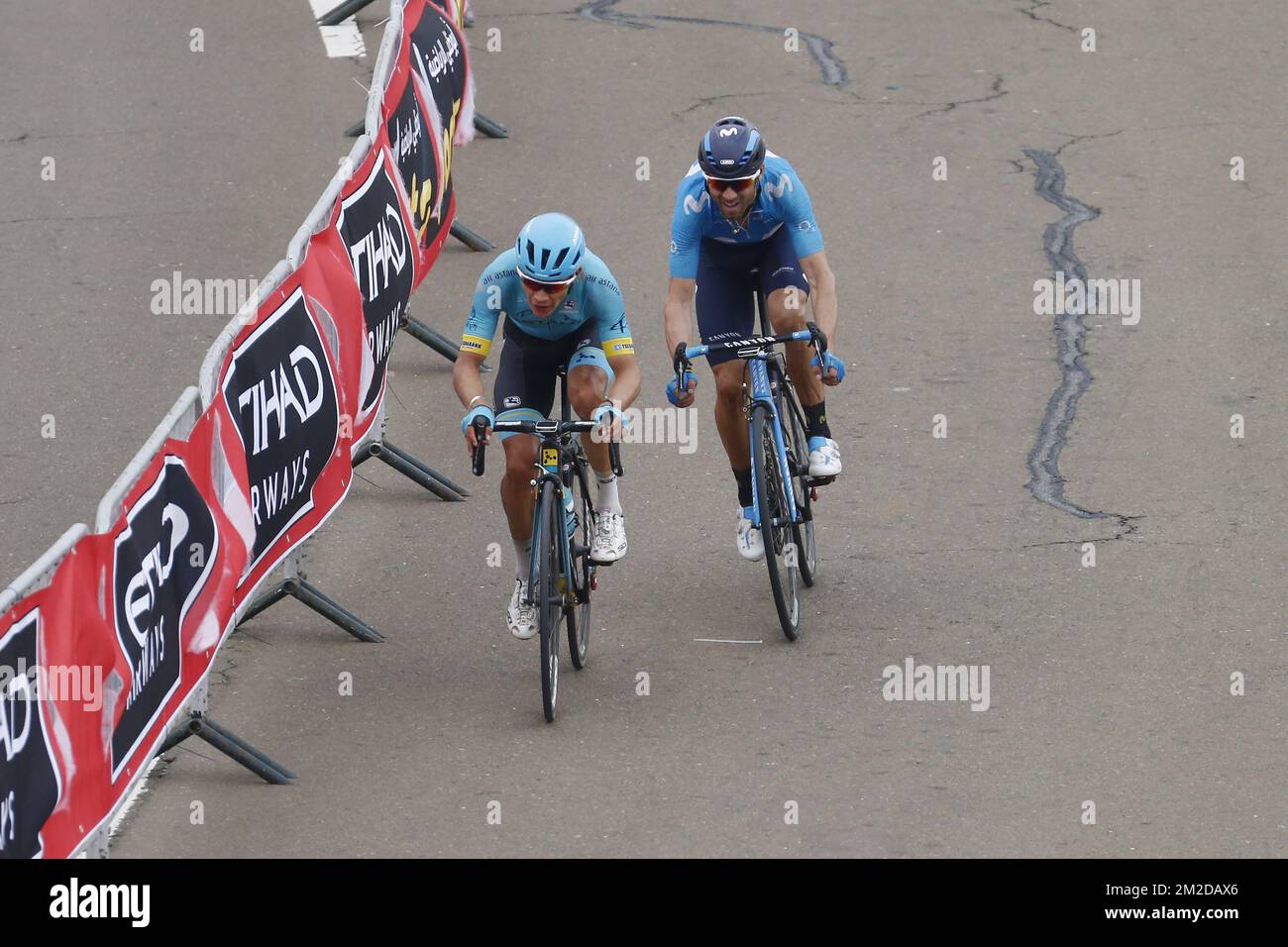 Spanischer Miguel Angel Lopez vom Astana Pro Team und spanischer Alejandro Valverde vom Movistar Team in Aktion während der fünften und letzten Etappe der 4.. Ausgabe der Radtour in Abu Dhabi, 199km von Qasr Al Muwaiji nach Jebel Hafeet, in Abu Dhabi, Sonntag, 25. Februar 2018. BELGA FOTO YUZURU SUNADA FRANCE RAUS Stockfoto