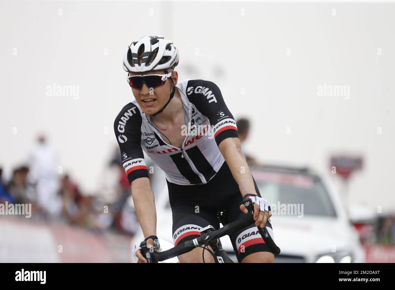 Dutch Wilco Kelderman vom Team Sunweb überquert die Ziellinie der fünften und letzten Etappe der 4.. Auflage der Radtour nach Abu Dhabi, 199km km von Qasr Al Muwaiji nach Jebel Hafeet, in Abu Dhabi, Sonntag, 25. Februar 2018. BELGA FOTO YUZURU SUNADA FRANCE RAUS Stockfoto