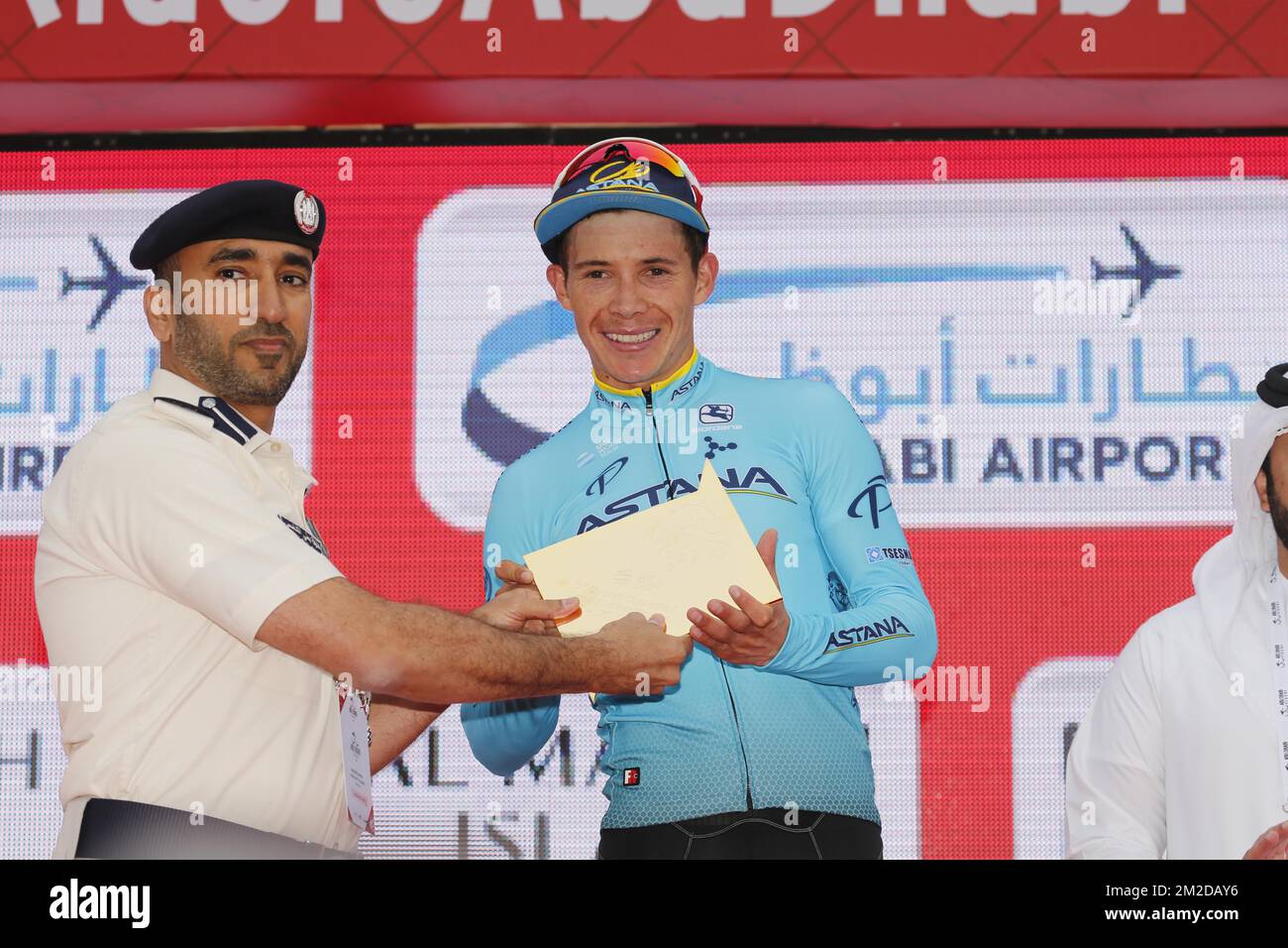 Der spanische Miguel Angel Lopez vom Astana Pro Team wird nach der fünften und letzten Etappe der 4.. Auflage der Radtour nach Abu Dhabi, 199km von Qasr Al Muwaiji nach Jebel Hafeet, in Abu Dhabi, Sonntag, den 25. Februar 2018, auf dem Podium abgebildet. BELGA FOTO YUZURU SUNADA FRANCE RAUS Stockfoto