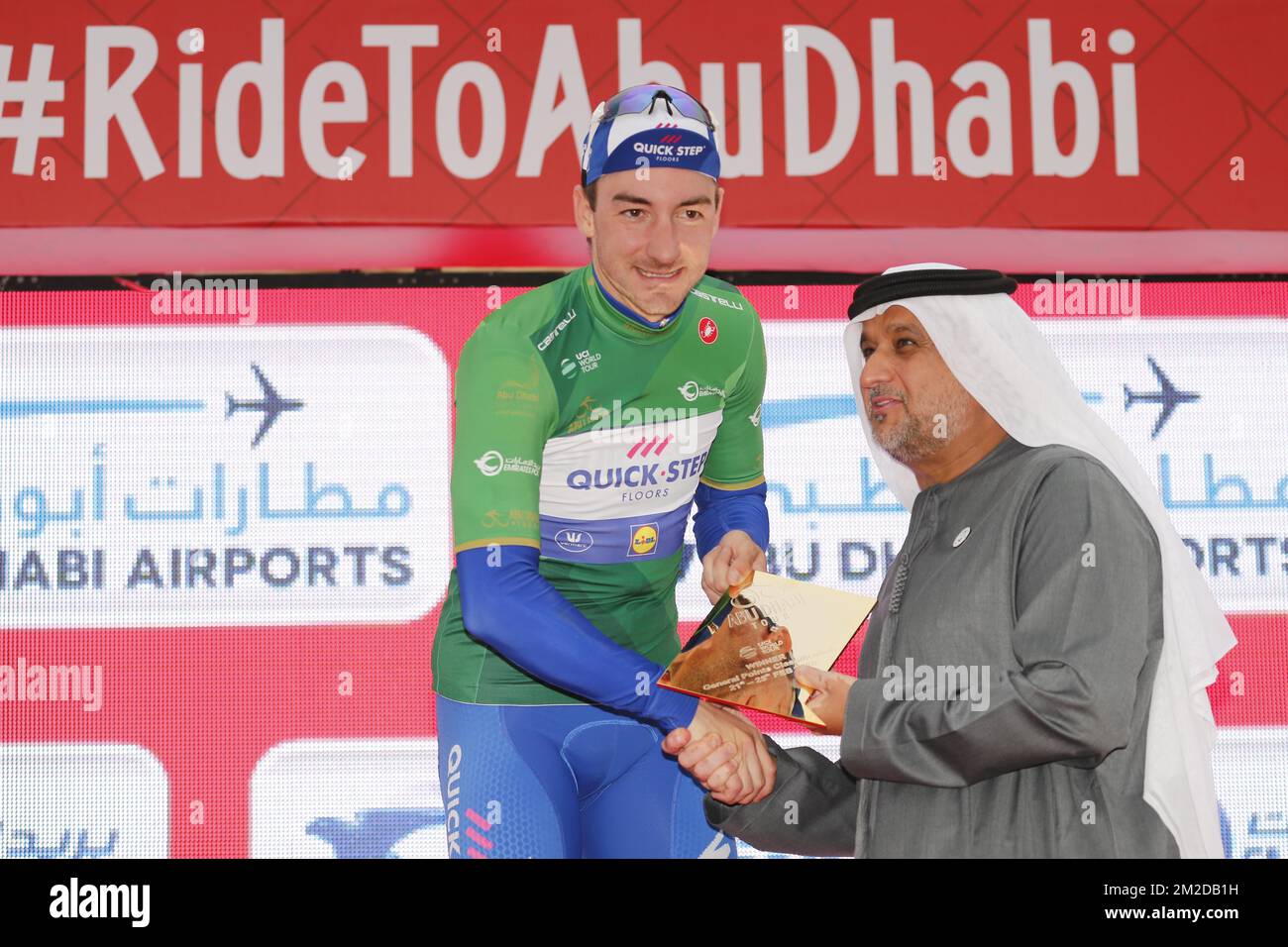 Italian Elia Viviani of Quick-Step Floors celebrates with the green jersey of leader of the point classification after the fifth and final stage of the 4th edition of the Abu Dhabi cycling tour, 199km from Qasr Al Muwaiji to Jebel Hafeet, in Abu Dhabi, Sunday 25 February 2018. BELGA PHOTO YUZURU SUNADA FRANCE OUT  Stockfoto