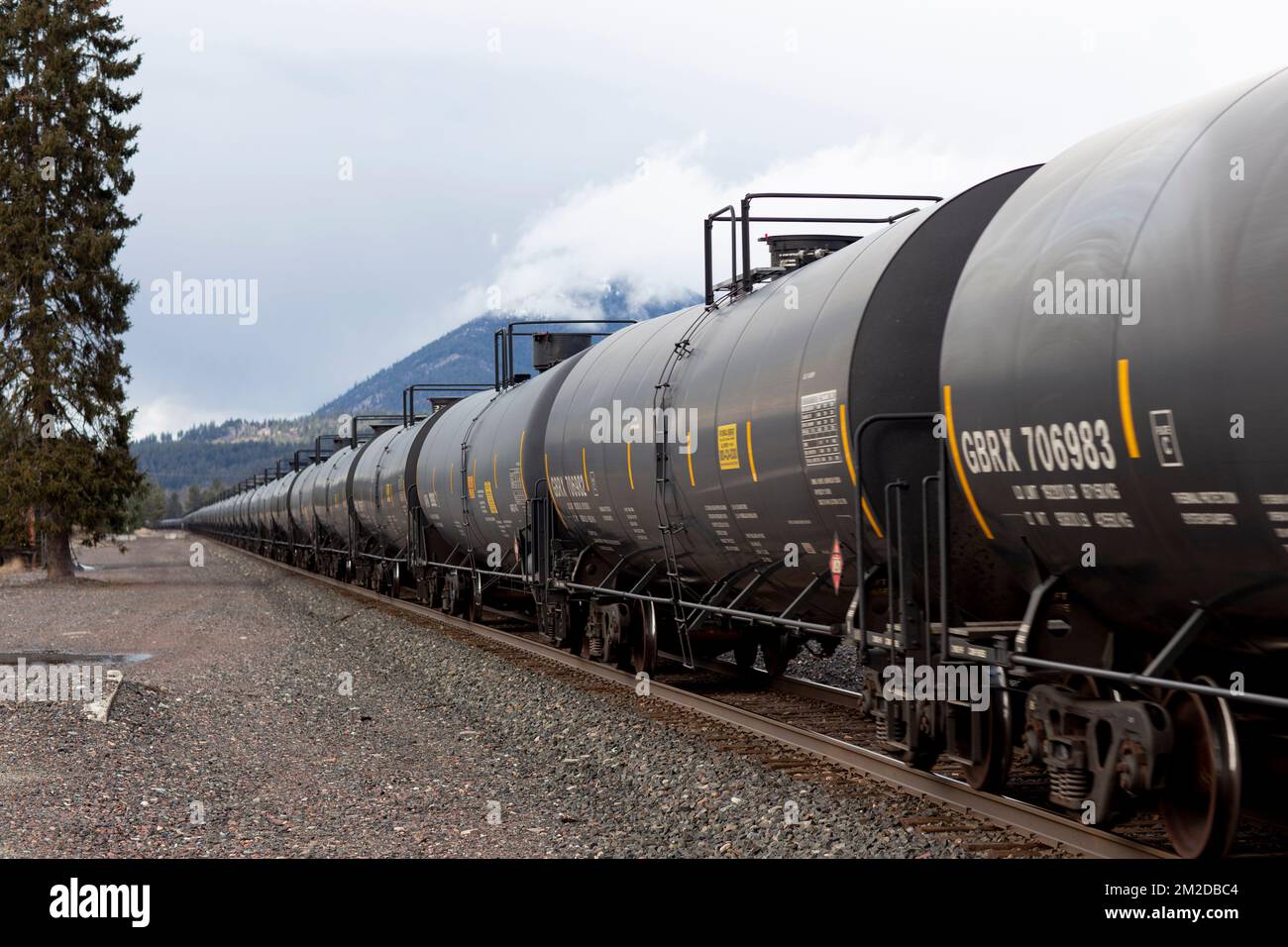 Troy, Montana, USA. 23. Februar 2021. Eine Linie VON DOT-111 Eisenbahntankwagen, auf den Gleisen am BNSF-Bahnhof. Stockfoto