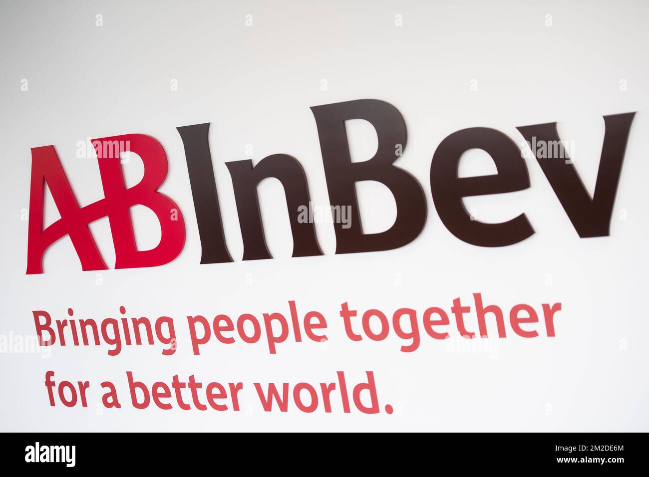Abbildung zeigt das Logo von Anheuser-Bush InBev, das vor einer Pressekonferenz über die Ergebnisse der Brauerei Anheuser-Busch InBev, 2017 Jahre in Leuven, Donnerstag, den 01. März 2018, abgebildet wurde. BELGA FOTO JASPER JACOBS Stockfoto