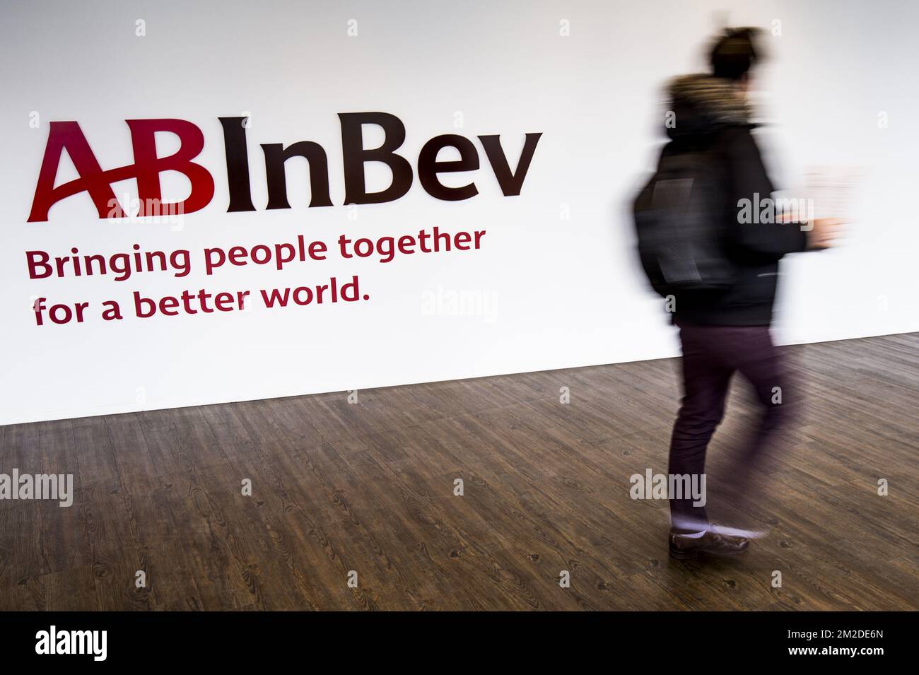 Abbildung zeigt das Logo von Anheuser-Bush InBev, das vor einer Pressekonferenz über die Ergebnisse der Brauerei Anheuser-Busch InBev, 2017 Jahre in Leuven, Donnerstag, den 01. März 2018, abgebildet wurde. BELGA FOTO JASPER JACOBS Stockfoto