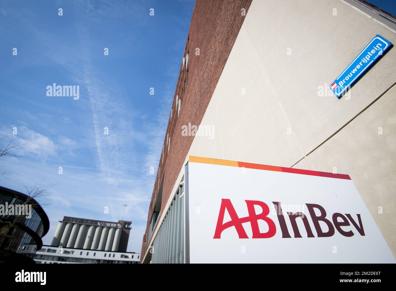 Das Bild zeigt das Logo von Anheuser-Bush InBev auf dem Brouwerijplein, das vor einer Pressekonferenz über die Ergebnisse der Brauerei Anheuser-Busch InBev im Jahr 2017 am Donnerstag, den 01. März 2018 in Leuven abgebildet wurde. BELGA FOTO JASPER JACOBS Stockfoto