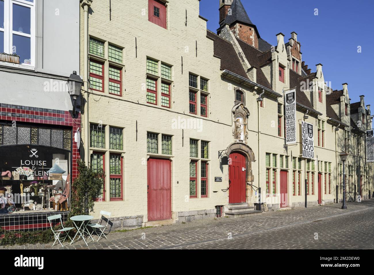 Huis van Alijn / Alijn Hospital / Mittelalterhaus Alijn, 14.. Jahrhundert Almhouse jetzt flämisches Folkloremuseum in der Stadt Gent, Belgien | Fassade und Entrée de la Huis van Alijn / Maison d'Alijn, musée de la vie populaire hébergé dans un ancien Hôtel à-Huis van Alijn / Maison d'Alijn, musée de la Diésiècle du XGIVe, Belgique 28/02/2018 Stockfoto