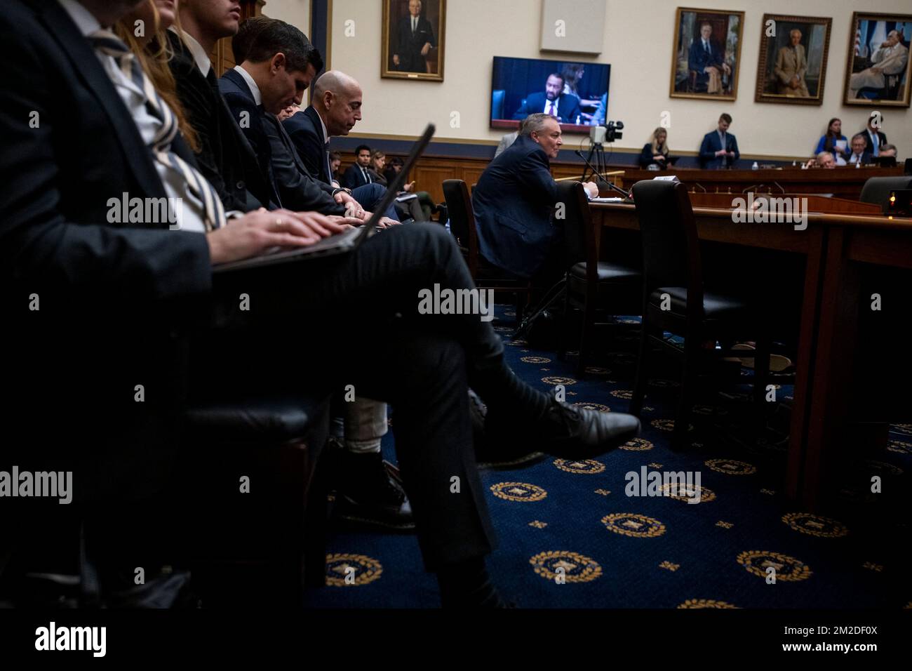 John J. Ray III, Chief Executive Officer der FTX Group, erscheint vor einem House Committee on Financial Services, das die Anhörung „Investigating the Collapse of FTX, Part I“, am Dienstag, den 13. Dezember im Rayburn House Office Building in Washington, DC, USA, anhört. 2022. Foto von Rod Lamkey/CNP/ABACAPRESS.COM Stockfoto