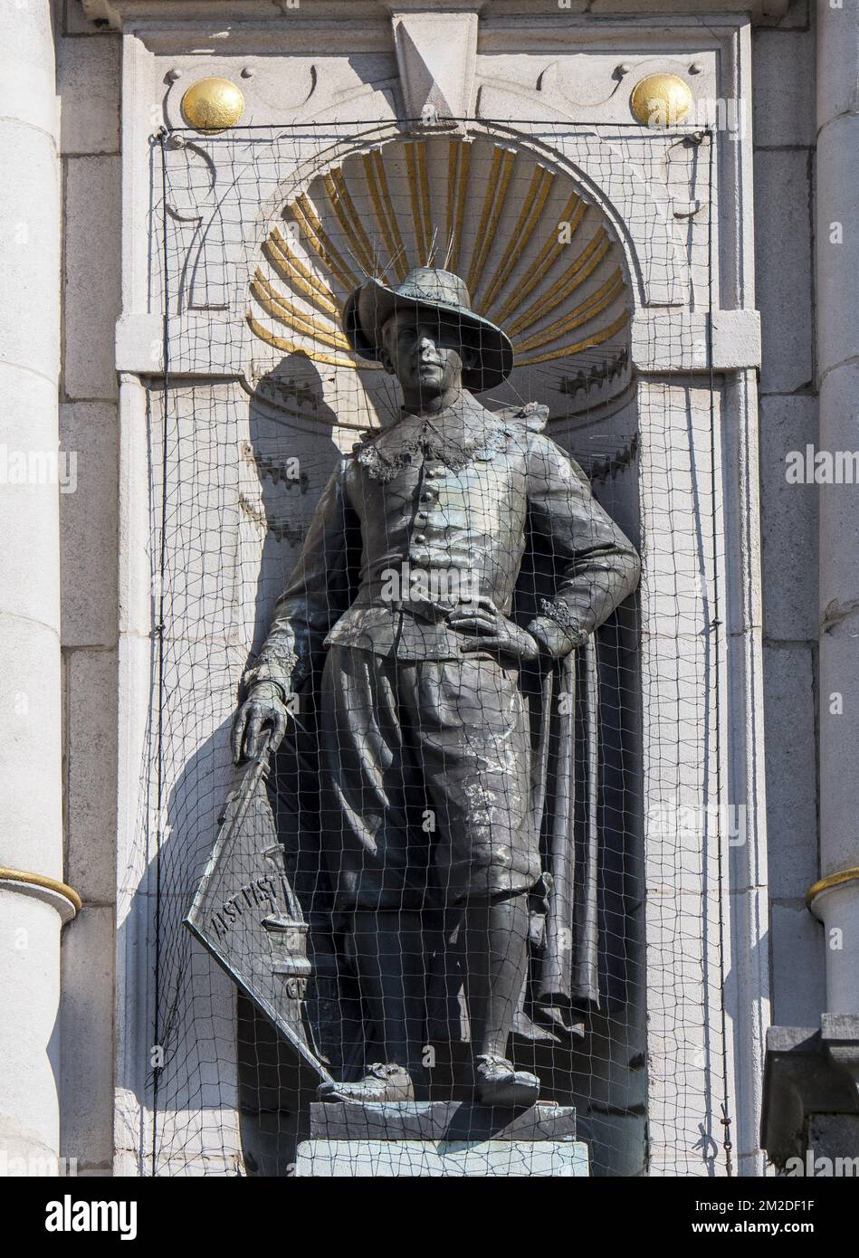 Statue geschützt mit Vogelschutznetz und Anti-Rosting-Spikes gegen Stadttauben im Nederlands Toneel Gent / NTG Theater in Gent, Belgien | Statue du Théâtre NTG protégée par filet anti-oiseaux et pointes anti-percher contre des Pigeons dans la ville de Gand, Belgique 28/02/2018 Stockfoto