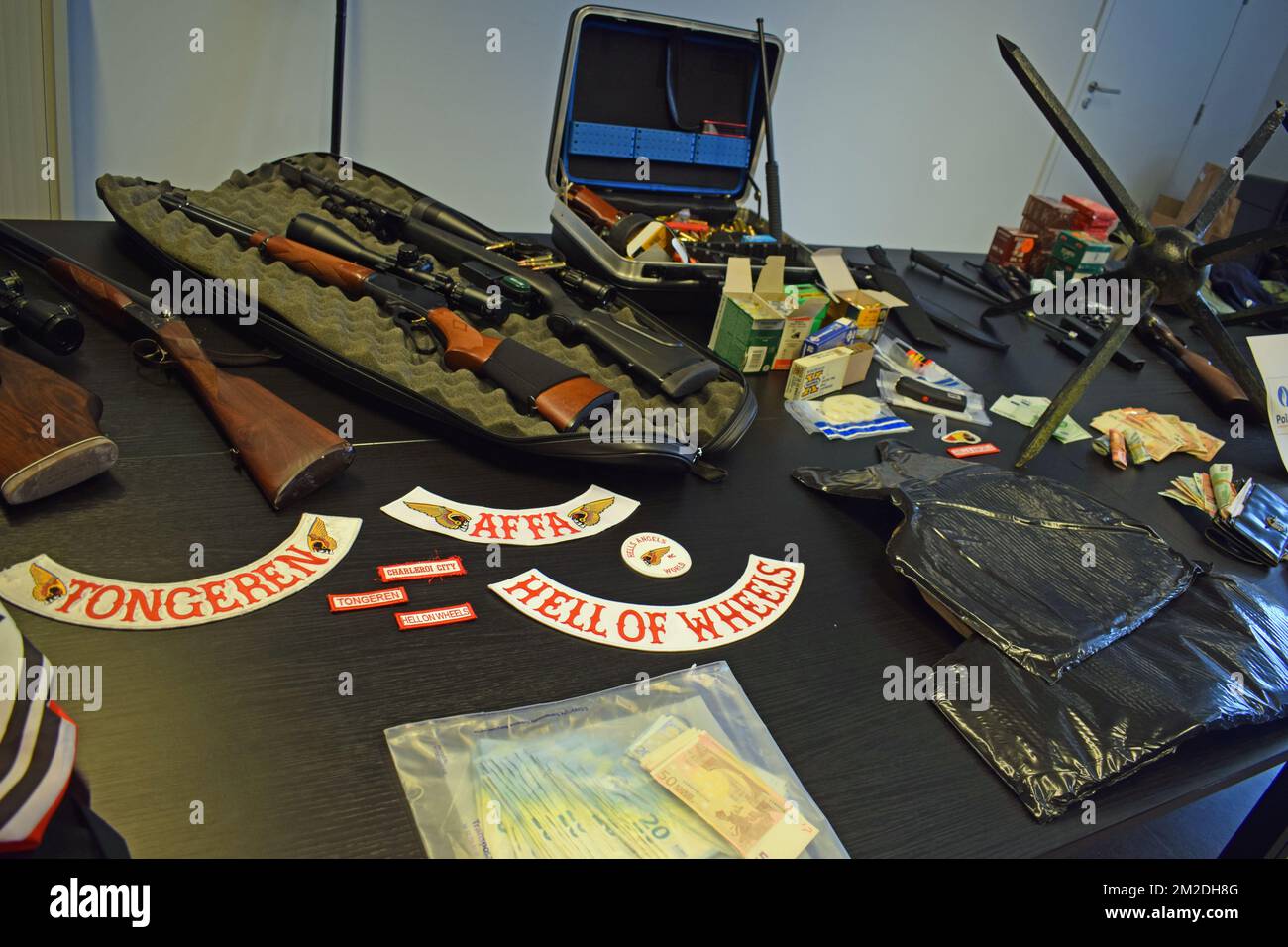 Beweisstücke, darunter Waffen, Bargeld und Drogen, die auf einer Pressekonferenz der Bundespolizei in Limburg über die Durchsuchung der Hell's Angels Motor Gang am Mittwoch, den 07. März 2018 in Hasselt gezeigt wurden. Gestern Abend hat die Polizei achtzehn Orte in Limburg bei einer laufenden Suche nach organisiertem Verbrechen überfallen. Bargeld, Drogen, verschiedene Arten schwerer Waffen, darunter ein Raketenwerfer, Nazi-Propagandamaterial und andere wurden konfisziert. BELGA FOTO JORIS VLIEGEN Stockfoto Beweisstücke, darunter Waffen, Bargeld und Drogen, die auf einer Pressekonferenz der Bundespolizei in Limburg über die Durchsuchung der Hell's Angels Motor Gang am Mittwoch, den 07. März 2018 in Hasselt gezeigt wurden. Gestern Abend hat die Polizei achtzehn Orte in Limburg bei einer laufenden Suche nach organisiertem Verbrechen überfallen. Bargeld, Drogen, verschiedene Arten schwerer Waffen, darunter ein Raketenwerfer, Nazi-Propagandamaterial und andere wurden konfisziert. BELGA FOTO JORIS VLIEGEN Stockfoto
