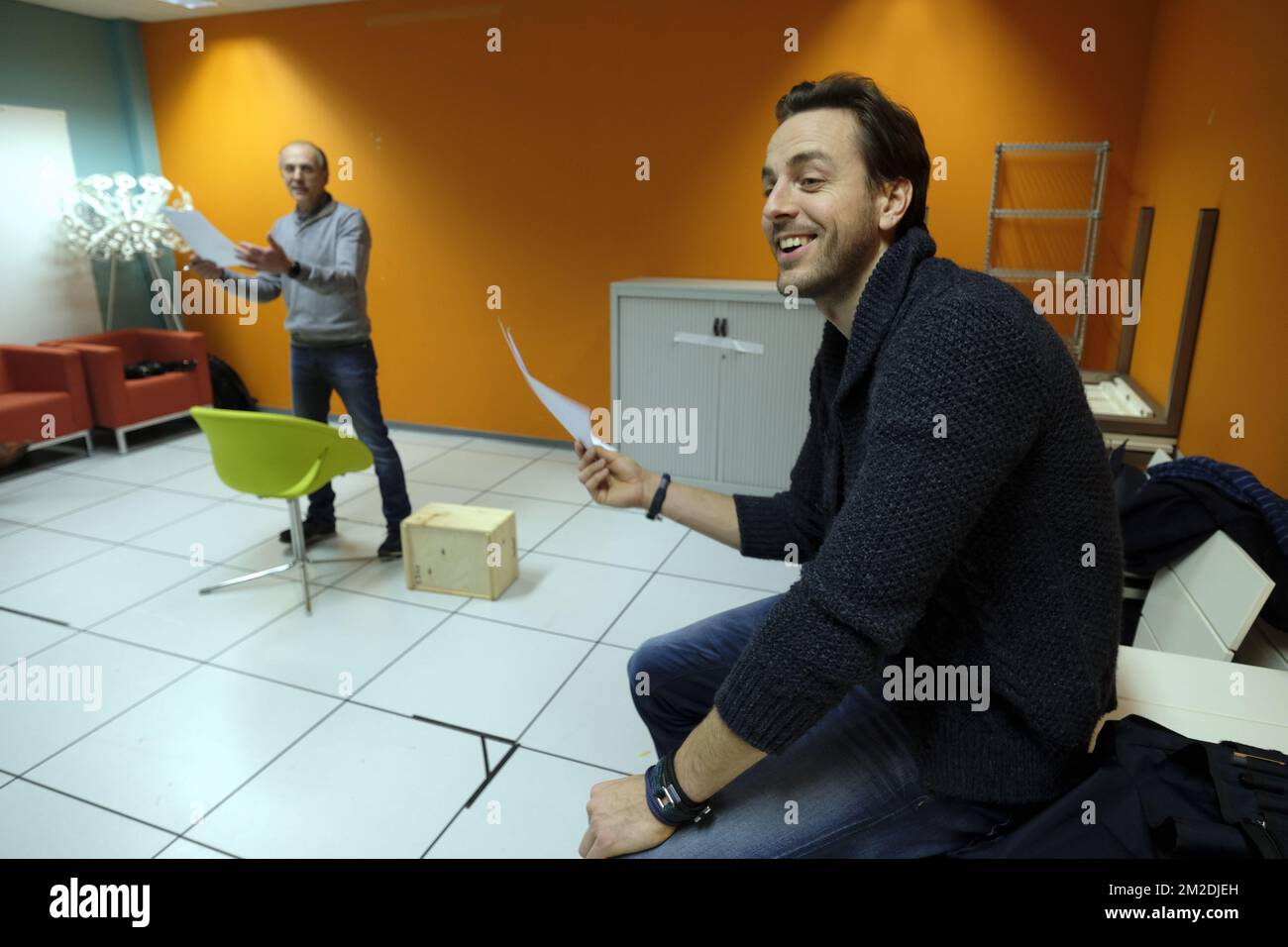 Schauspieler Baudouin Remy und Schauspieler Guga Baul, die während einer Probe mit französischsprachigen Schauspielern von Sois Belge et Tais-Toi gezeigt wurden, feiert die beliebte Show ihren 20.. Jahrestag und bringt zwei Shows in Flandern, Freitag, den 09. März 2018. BELGA FOTO ERIC LALMAND Stockfoto