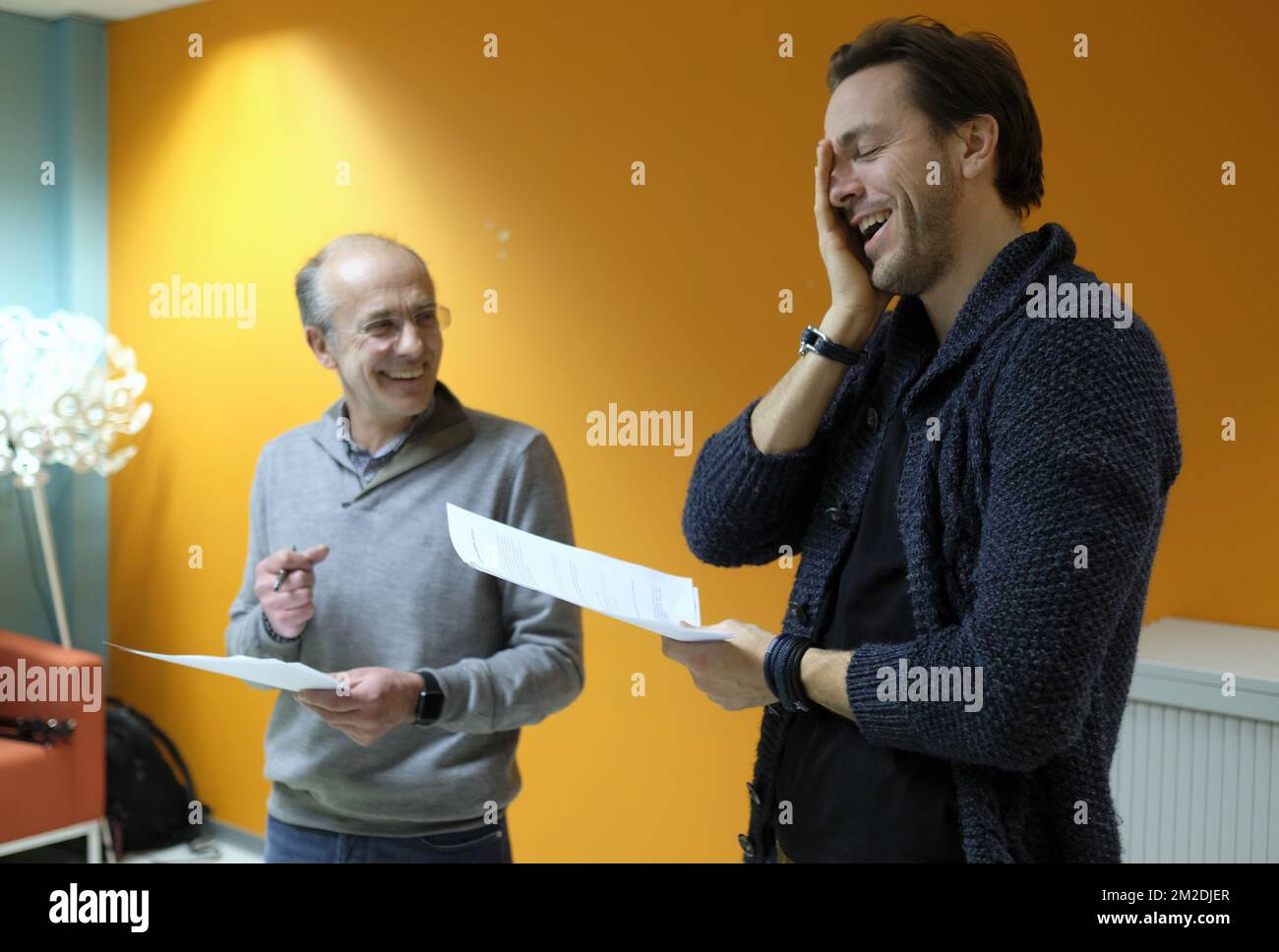 Schauspieler Baudouin Remy und Schauspieler Guga Baul, die während einer Probe mit französischsprachigen Schauspielern von Sois Belge et Tais-Toi gezeigt wurden, feiert die beliebte Show ihren 20.. Jahrestag und bringt zwei Shows in Flandern, Freitag, den 09. März 2018. BELGA FOTO ERIC LALMAND Stockfoto