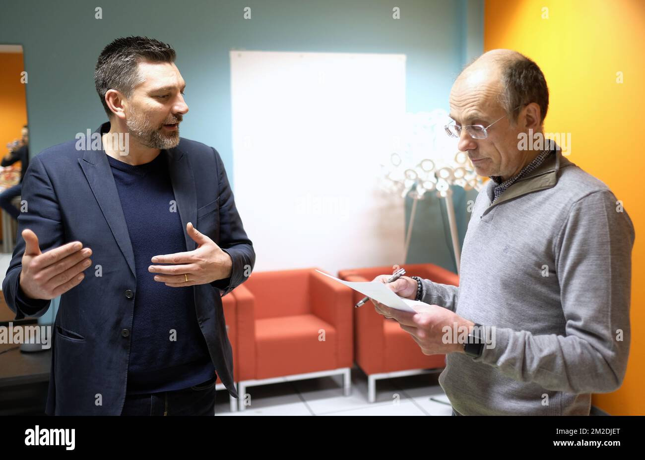 Schauspieler Baudouin Remy (R) während einer Probe mit französischsprachigen Schauspielern von Sois Belge et Tais-Toi feiert die beliebte Show ihren 20.. Jahrestag und bringt zwei Shows in Flandern, Freitag, den 09. März 2018. BELGA FOTO ERIC LALMAND Stockfoto