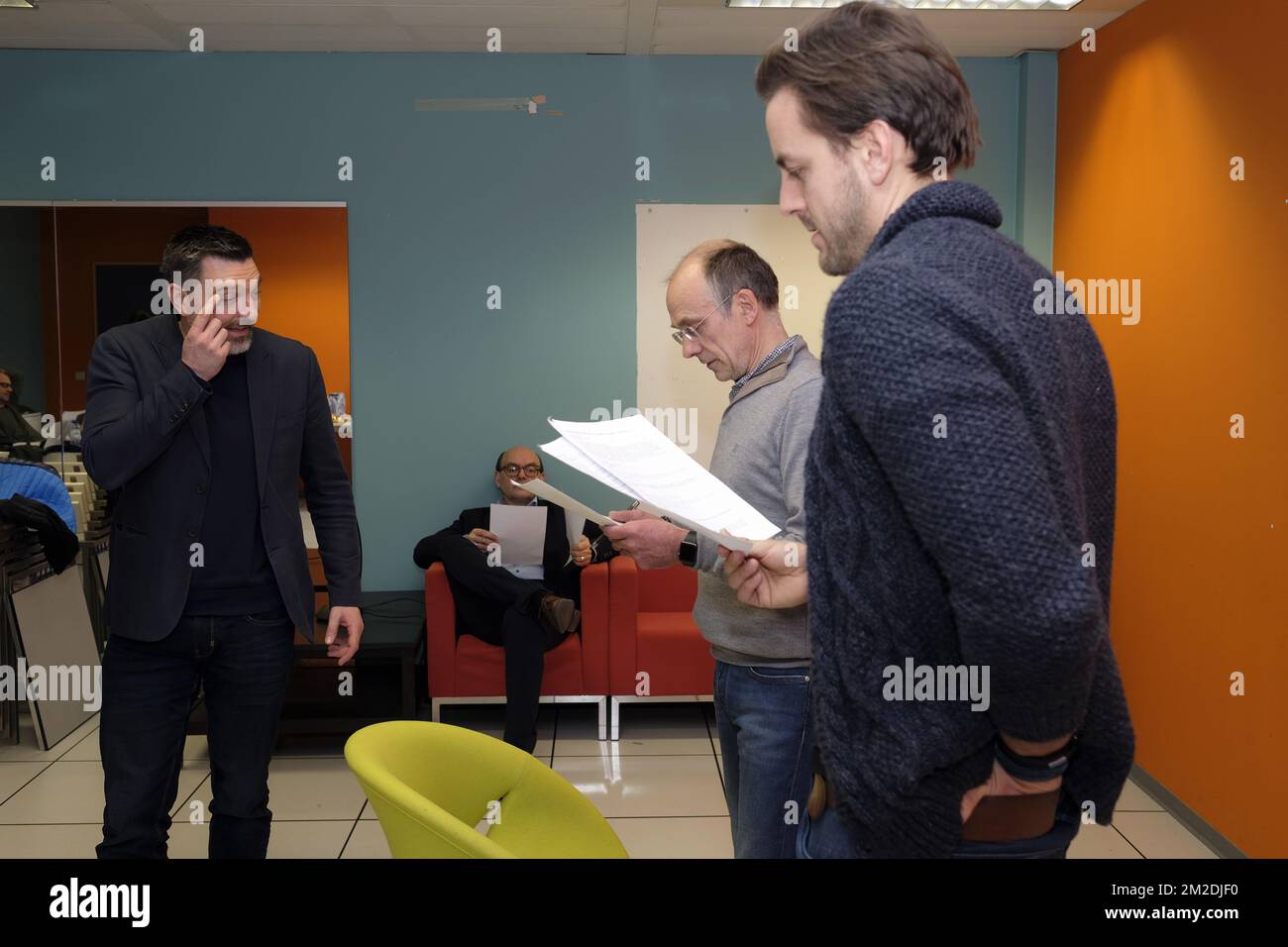 Schauspieler Baudouin Remy und Schauspieler Guga Baul, die während einer Probe mit französischsprachigen Schauspielern von Sois Belge et Tais-Toi gezeigt wurden, feiert die beliebte Show ihren 20.. Jahrestag und bringt zwei Shows in Flandern, Freitag, den 09. März 2018. BELGA FOTO ERIC LALMAND Stockfoto