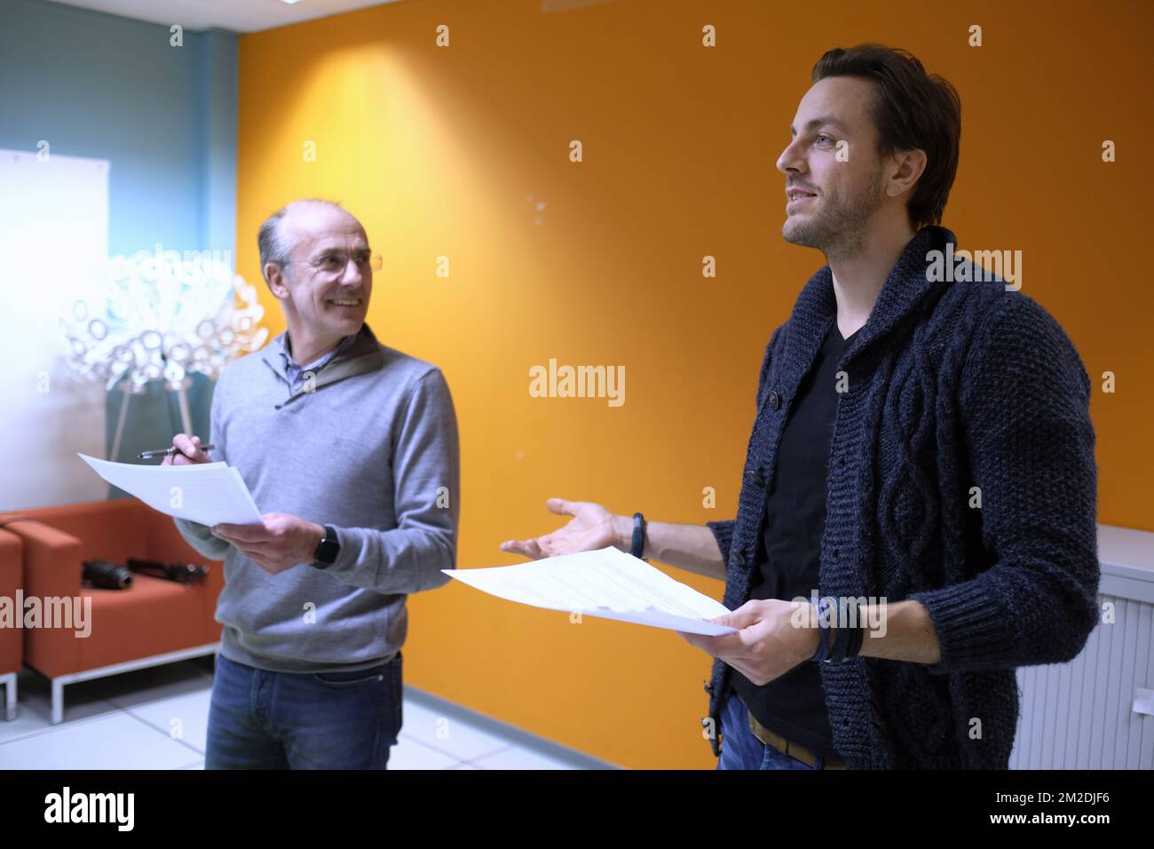 Schauspieler Baudouin Remy und Schauspieler Guga Baul, die während einer Probe mit französischsprachigen Schauspielern von Sois Belge et Tais-Toi gezeigt wurden, feiert die beliebte Show ihren 20.. Jahrestag und bringt zwei Shows in Flandern, Freitag, den 09. März 2018. BELGA FOTO ERIC LALMAND Stockfoto