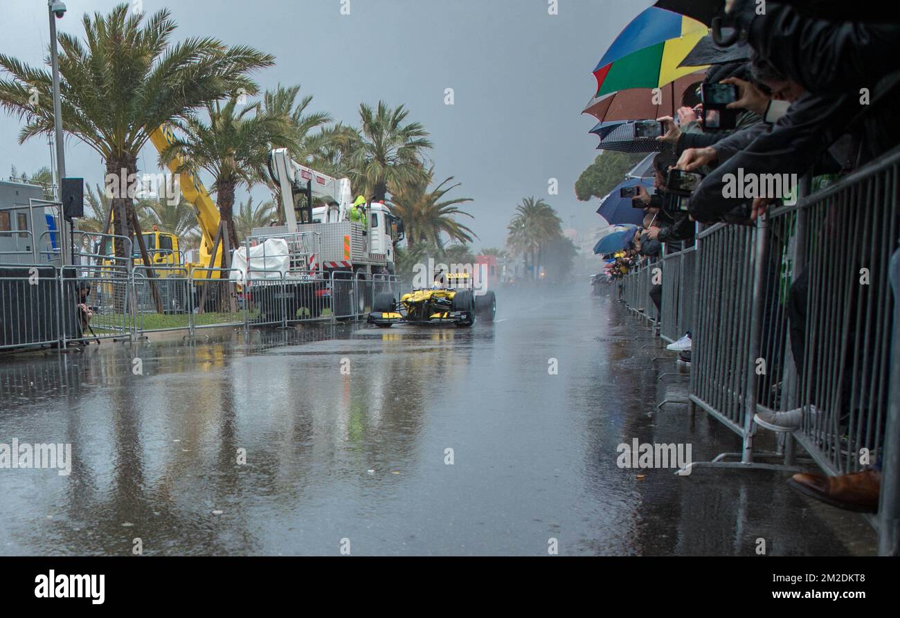 Der GIP Grand Prix de France hat seine Koppel für ein Wochenende in Nizza aufgestellt! Alain Prost, vierfacher F1-Weltmeister Alain Prost, hat seinen Anzug für eine neue Fahrt auf der Promenade des Anglais am Steuer seiner historischen F1: Der RE40 (1983) angezogen. An seiner Seite steht Nico Hulkenberg, offizieller Fahrer des Renault Sport Formula One Teams in einem Renault F1. | Le GIP Grand Prix de France A installé ses paddocks à Nice le temps d'un Wochenende ! Alain Prost, Quadruple Champion du Monde de de F1 A enfilé sa combinaison pour une Session de Roulage inédite sur la Promenade des Anglais au volan Stockfoto