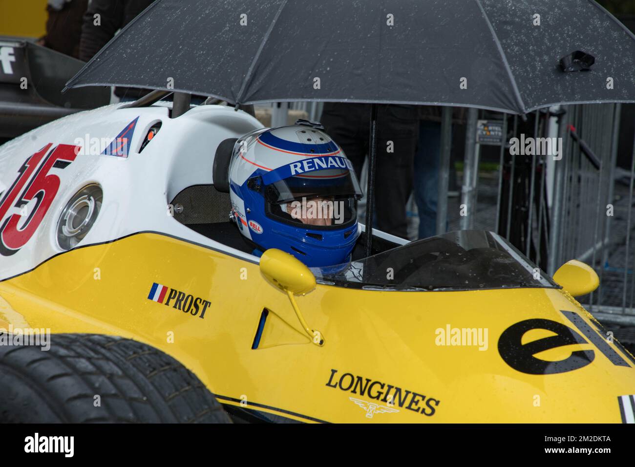 Der GIP Grand Prix de France hat seine Koppel für ein Wochenende in Nizza aufgestellt! Alain Prost, vierfacher F1-Weltmeister Alain Prost, hat seinen Anzug für eine neue Fahrt auf der Promenade des Anglais am Steuer seiner historischen F1: Der RE40 (1983) angezogen. An seiner Seite steht Nico Hulkenberg, offizieller Fahrer des Renault Sport Formula One Teams in einem Renault F1. | Le GIP Grand Prix de France A installé ses paddocks à Nice le temps d'un Wochenende ! Alain Prost, Quadruple Champion du Monde de de F1 A enfilé sa combinaison pour une Session de Roulage inédite sur la Promenade des Anglais au volan Stockfoto