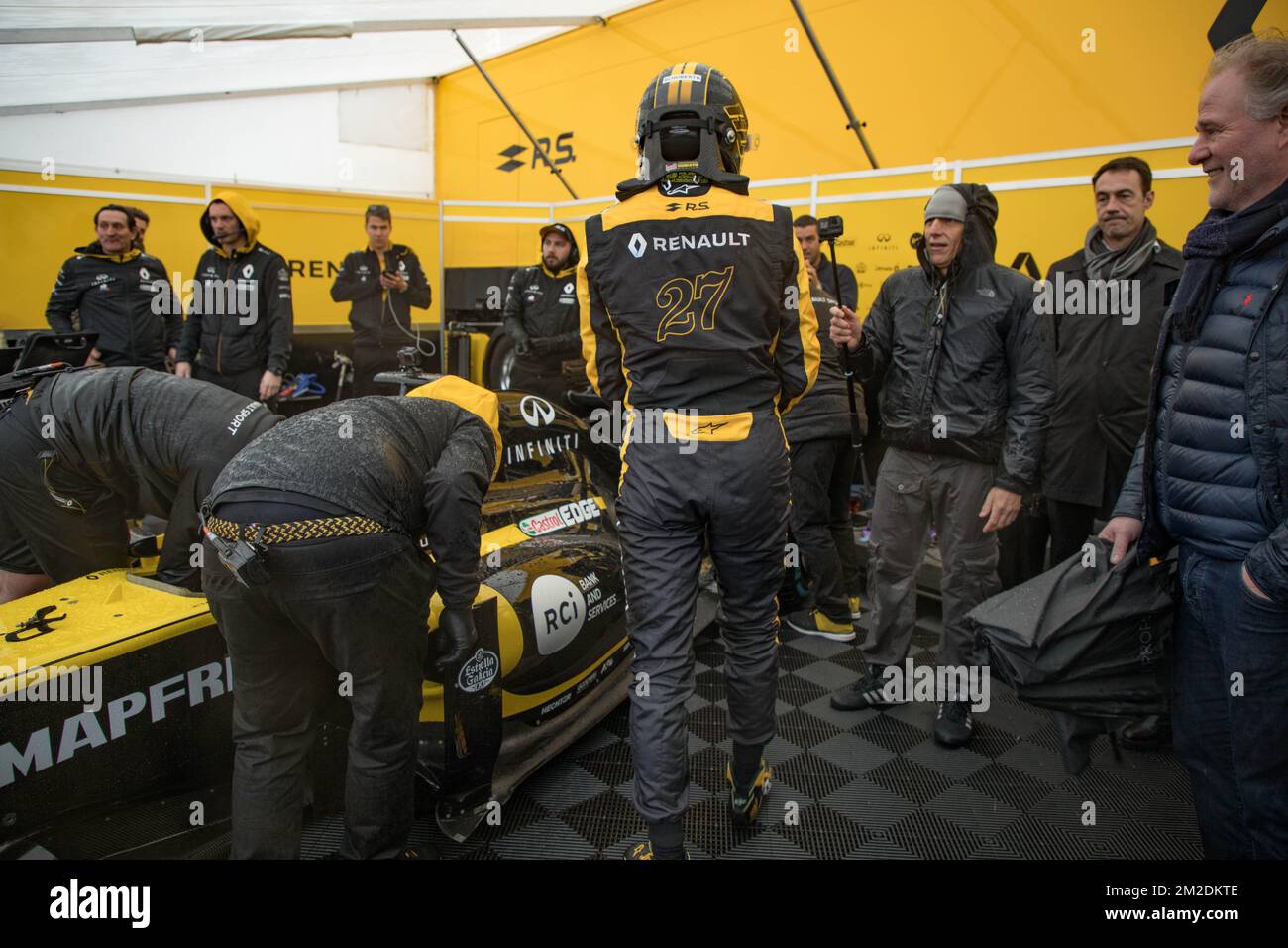 Der GIP Grand Prix de France hat seine Koppel für ein Wochenende in Nizza aufgestellt! Alain Prost, vierfacher F1-Weltmeister Alain Prost, hat seinen Anzug für eine neue Fahrt auf der Promenade des Anglais am Steuer seiner historischen F1: Der RE40 (1983) angezogen. An seiner Seite steht Nico Hulkenberg, offizieller Fahrer des Renault Sport Formula One Teams in einem Renault F1. | Le GIP Grand Prix de France A installé ses paddocks à Nice le temps d'un Wochenende ! Alain Prost, Quadruple Champion du Monde de de F1 A enfilé sa combinaison pour une Session de Roulage inédite sur la Promenade des Anglais au volan Stockfoto