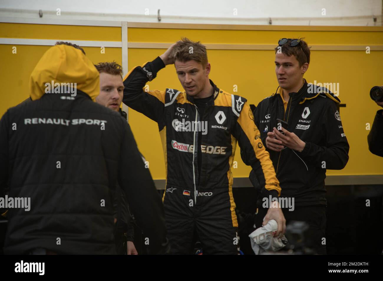 Der GIP Grand Prix de France hat seine Koppel für ein Wochenende in Nizza aufgestellt! Alain Prost, vierfacher F1-Weltmeister Alain Prost, hat seinen Anzug für eine neue Fahrt auf der Promenade des Anglais am Steuer seiner historischen F1: Der RE40 (1983) angezogen. An seiner Seite steht Nico Hulkenberg, offizieller Fahrer des Renault Sport Formula One Teams in einem Renault F1. | Le GIP Grand Prix de France A installé ses paddocks à Nice le temps d'un Wochenende ! Alain Prost, Quadruple Champion du Monde de de F1 A enfilé sa combinaison pour une Session de Roulage inédite sur la Promenade des Anglais au volan Stockfoto
