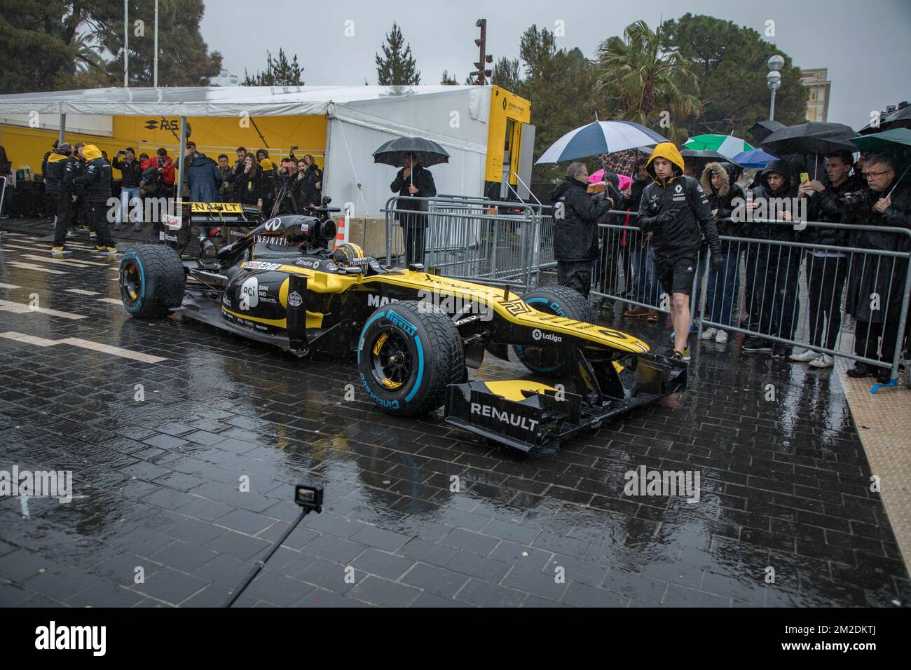Der GIP Grand Prix de France hat seine Koppel für ein Wochenende in Nizza aufgestellt! Alain Prost, vierfacher F1-Weltmeister Alain Prost, hat seinen Anzug für eine neue Fahrt auf der Promenade des Anglais am Steuer seiner historischen F1: Der RE40 (1983) angezogen. An seiner Seite steht Nico Hulkenberg, offizieller Fahrer des Renault Sport Formula One Teams in einem Renault F1. | Le GIP Grand Prix de France A installé ses paddocks à Nice le temps d'un Wochenende ! Alain Prost, Quadruple Champion du Monde de de F1 A enfilé sa combinaison pour une Session de Roulage inédite sur la Promenade des Anglais au volan Stockfoto