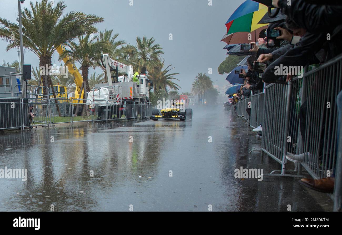 Der GIP Grand Prix de France hat seine Koppel für ein Wochenende in Nizza aufgestellt! Alain Prost, vierfacher F1-Weltmeister Alain Prost, hat seinen Anzug für eine neue Fahrt auf der Promenade des Anglais am Steuer seiner historischen F1: Der RE40 (1983) angezogen. An seiner Seite steht Nico Hulkenberg, offizieller Fahrer des Renault Sport Formula One Teams in einem Renault F1. | Le GIP Grand Prix de France A installé ses paddocks à Nice le temps d'un Wochenende ! Alain Prost, Quadruple Champion du Monde de de F1 A enfilé sa combinaison pour une Session de Roulage inédite sur la Promenade des Anglais au volan Stockfoto